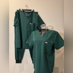 FIGS. SET OF 3 PIECES. Large Tansen Joggers. 2 Medium Tops. Dark Green. PO3872/4